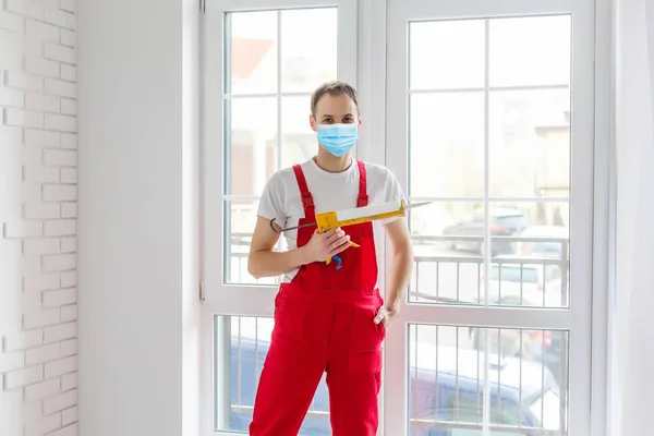 Manual Worker Wearing Protective Face Mask Avoid Coronavirus Epidemic — Stock Photo, Image