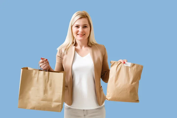 女人给食物顺序隔离的颜色背景 女信使拿着装有食物的纸袋 产品从商店或餐馆送到家 复制空间 — 图库照片