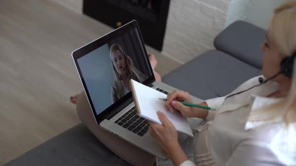 Женщина имеет видео-чат с коллегами из дома — стоковое видео