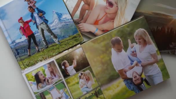 Família photobook sobre a mesa em casa — Vídeo de Stock