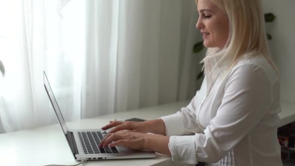 Mulher Tem Vídeo Chat Com Colegas Casa — Vídeo de Stock