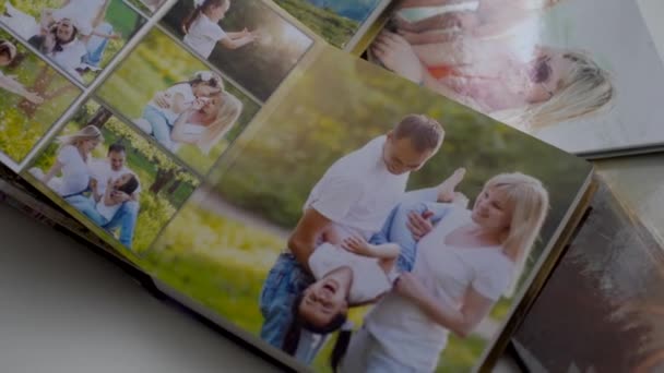 Vue du dessus. un livre photo d'une séance photo de famille. stockage beau et pratique des photos. — Video
