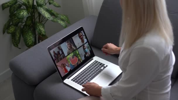 Online Group Video Call Conference of Work Team aus dem Home Office. Frau unterhält sich per Laptop mit Menschen im Videochat. Selbstisolation bei der COVID-19-Pandemie. 4K Draufsicht Mittlere Umlaufbahn — Stockvideo