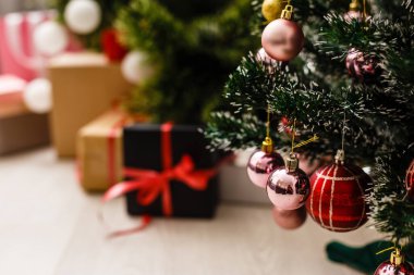 Dairede dekore edilmiş mini Noel ağacı var.
