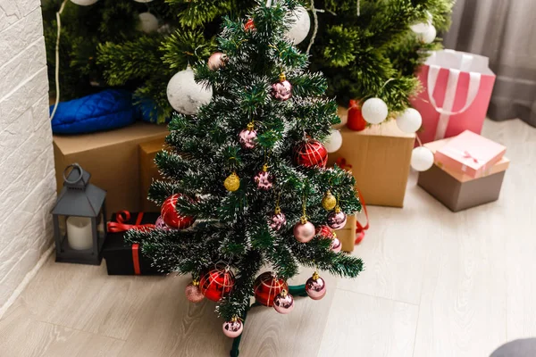 Decorato Mini Albero Natale Appartamento — Foto Stock