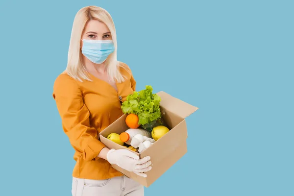 Ung Kvinna Medicinsk Mask Och Handskar Som Håller Pappret Med — Stockfoto