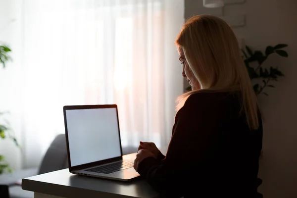 Неузнаваемая Женщина Работающая Компьютером Своего Домашнего Офиса Выходит Впечатляющий Метрополитен — стоковое фото