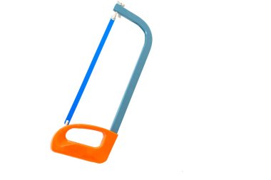 Beyaz arka planda sarı plastik saplı yeni el testeresi.