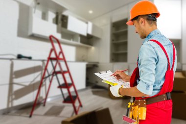 İnşaat arkaplanı üzerinde diy araç kemeri olan bir işçi