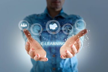 İşadamı dava çalışmasına odaklanmış. çevrimiçi çalış