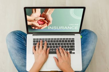 Doktor ameliyatta hasta notlarını dizüstü bilgisayara kaydediyor.