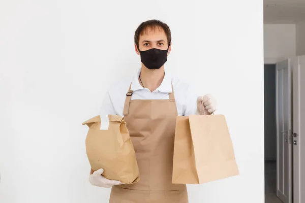 Diverso Recipientes Papel Para Comida Take Away Homem Entrega Está — Fotografia de Stock