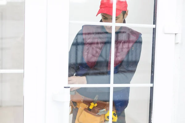 Ung Reparatör Justerar Ett Terrassdörrhandtag Med Skruvmejsel — Stockfoto