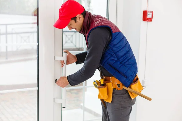 Junger Reparateur Justiert Terrassentürgriff Mit Schraubenzieher — Stockfoto