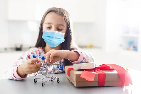 Maske Takan Küçük Bir Kız Noel Koronavirüsü Salgın Konsepti — Stok fotoğraf