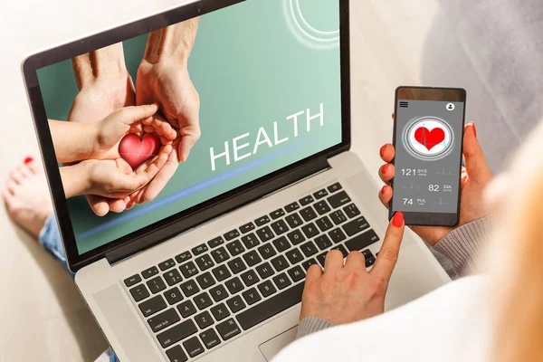 Doctor Entering Patient Notes Laptop Surgery — Stock Photo, Image