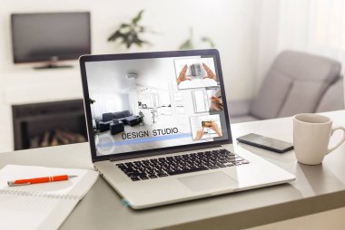 Yaratıcı profesyonel tasarımcının masası yukarıdan