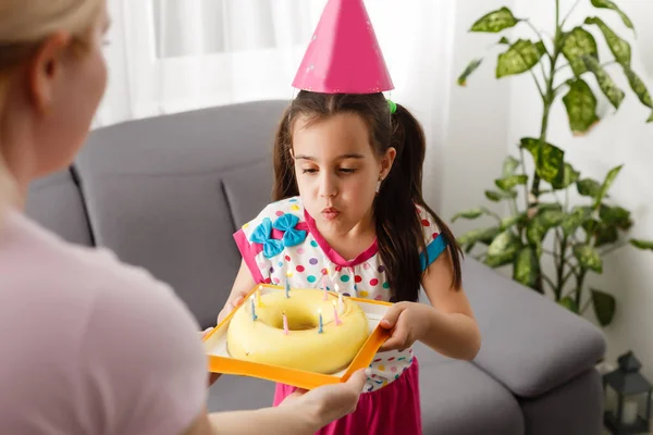 Chica Feliz Hermano Celebrando Cumpleaños Través Internet Tiempo Cuarentena Auto — Foto de Stock