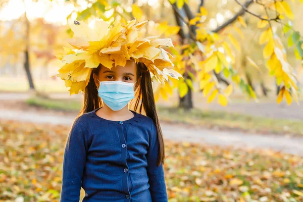 Mała Dziewczynka Masce Medycznej Zapobiega Zanieczyszczeniu Spadających Liści Parku — Zdjęcie stockowe