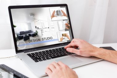 Yaratıcı profesyonel tasarımcının masası yukarıdan