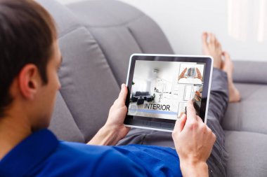 Ofiste dizüstü bilgisayar kullanırken grafik tabletinde yazan yaratıcı iş adamı