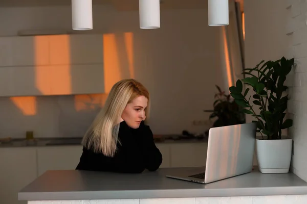 Onherkenbare Vrouw Die Haar Computer Werkt Vanuit Haar Kantoor Tegenover — Stockfoto