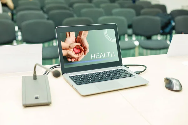 Arts Invoeren Van Patiëntennota Een Laptop Chirurgie — Stockfoto