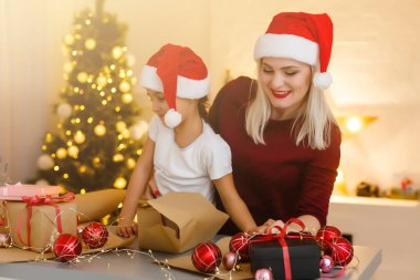 Tatiller, hediyeler, Noel, Noel, doğum günü konsepti - hediye kutusu olan mutlu anne ve kız çocuğu