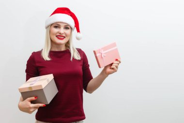 Beyaz arka planda Noel hediyesi olan mutlu Noel Baba kadın..