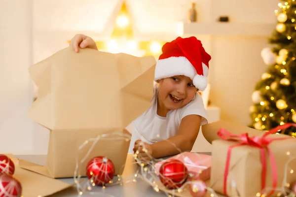 Natal Mas Inverno Conceito Felicidade Menina Sorridente Chapéu Papai Noel — Fotografia de Stock