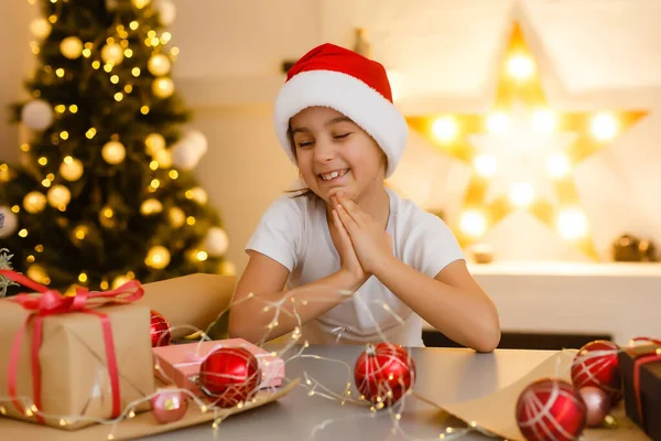 Різдво Різдво Зима Концепція Щастя Усміхнена Дівчина Капелюсі Санта Помічника — стокове фото