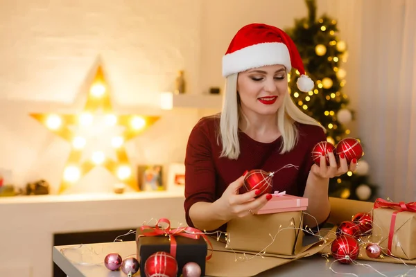 Picture Cheerful Santa Helper Girl Gift Box — Stock Photo, Image