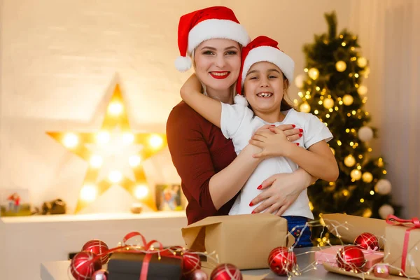Mãe Bonita Alegre Sua Adorável Filhinha Desfrutando Beleza Decoração Natal — Fotografia de Stock