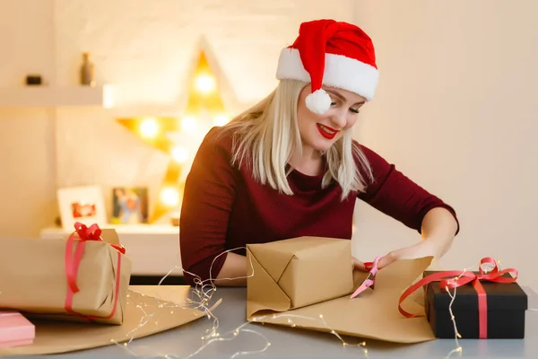 Žena Vánoční Dárkovou Krabicí — Stock fotografie