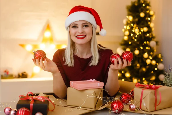 Woman Christmas Gift Box — Stock Photo, Image