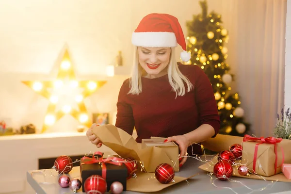 Picture Cheerful Santa Helper Girl Gift Box — Stock Photo, Image