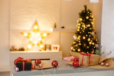 Noel hediyesi kutusu. Noel hediyeleri beyaz tahta masada kutularda..