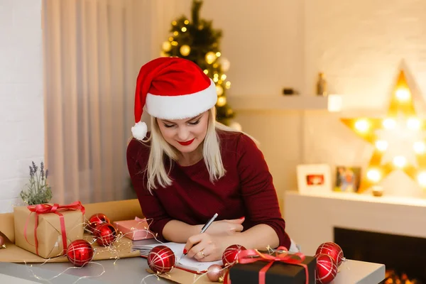 Atraktivní Mladá Žena Chystá Napsat Něco Notepadu Vánoce — Stock fotografie