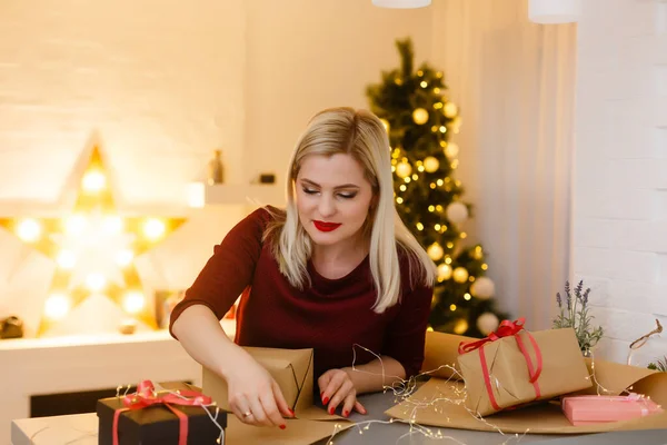 Woman Christmas Gift Box — Stock Photo, Image