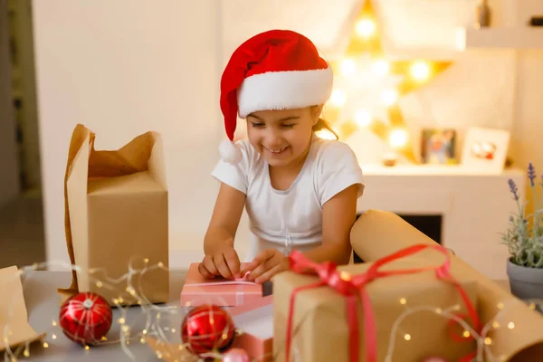 Kind Mädchen Mit Rotem Hut Bereitet Geschenke Für Weihnachten Hause — Stockfoto