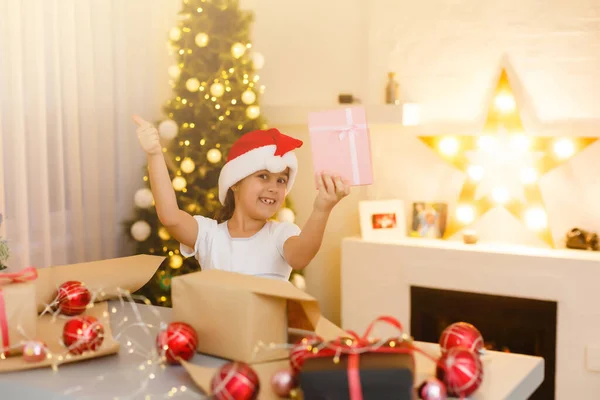 Vánoce Vánoce Zima Koncept Štěstí Usměvavá Dívka Santa Helper Klobouku — Stock fotografie