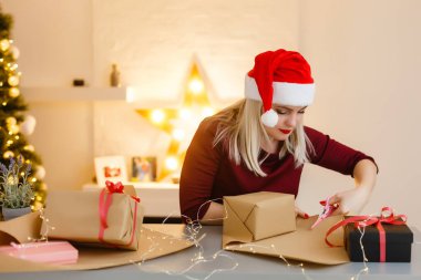 Kadının Noel süslemeleri yaptığı masaya yakın çekim. Üst görünüm