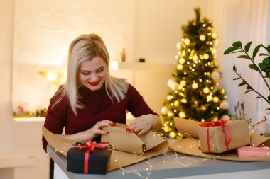 Noel hediye kutusu olan kadın.