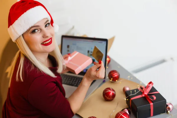 Usmívající Žena Dělá Line Vánoční Nákupy Jak Sedí Před Vánoční — Stock fotografie