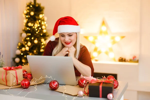 Kobieta Korzystająca Laptopa Pobliżu Choinki Online Boże Narodzenie — Zdjęcie stockowe
