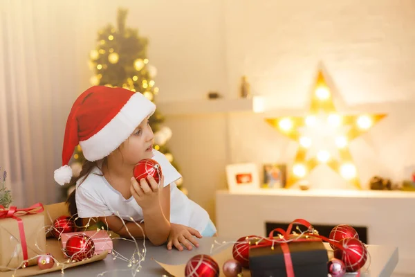 Natal Mas Inverno Conceito Felicidade Menina Sorridente Chapéu Papai Noel — Fotografia de Stock