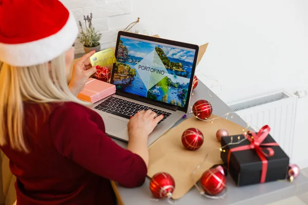 크리스마스 휴가를 노트북으로 예약하는 — 스톡 사진