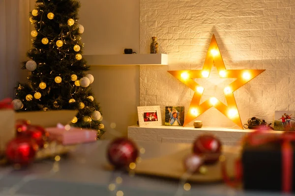 Noel Ağacı Işıkları Cam Toplardan Aynadan Yansıyor — Stok fotoğraf