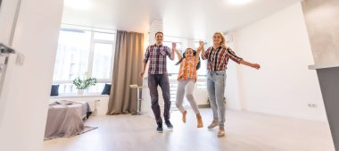 Aile yeni evlerine taşınıyor.