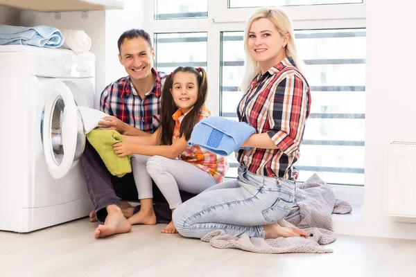 Çamaşır Yıkayan Mutlu Bir Aile Imajı — Stok fotoğraf